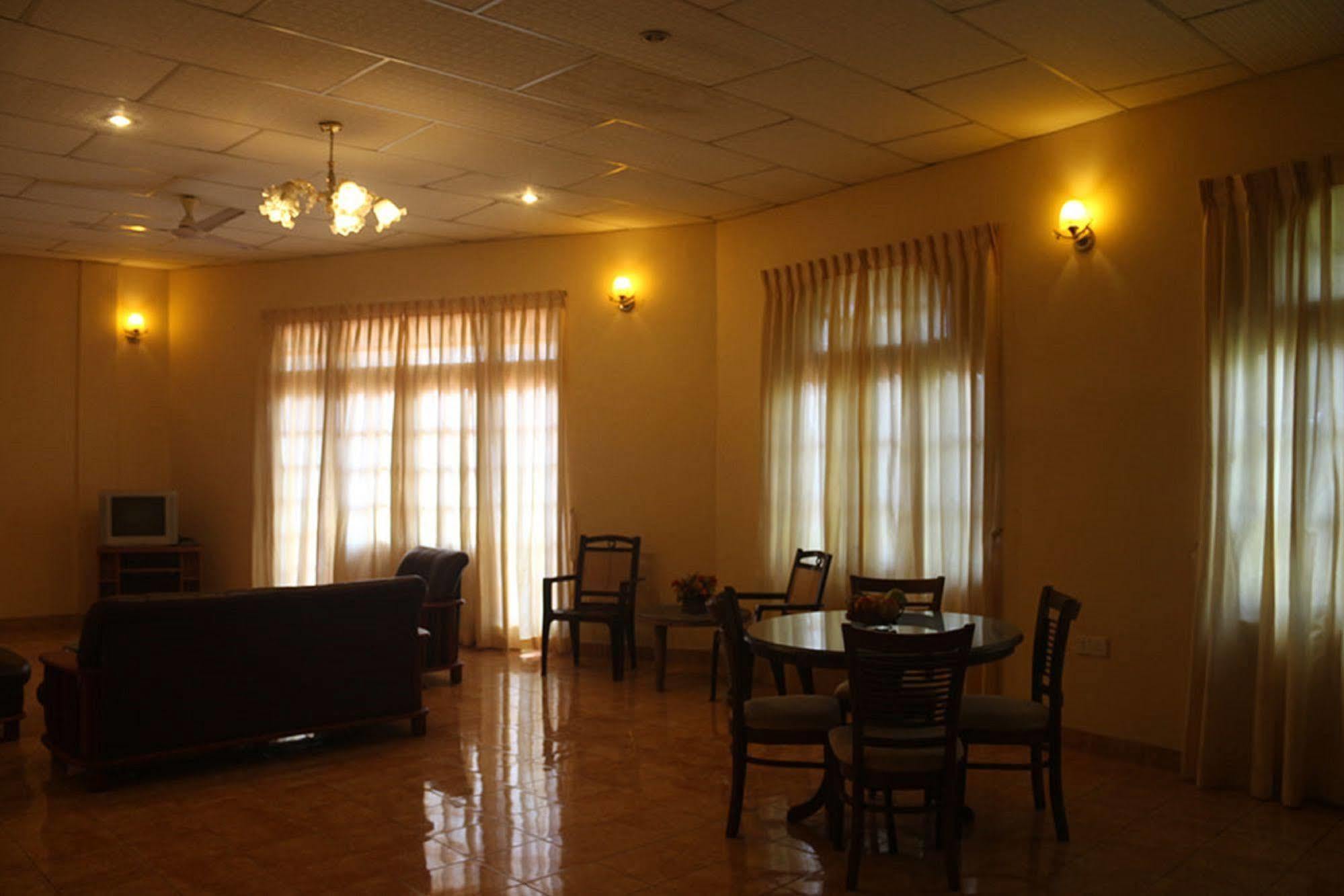 Hotel Red Rose Негомбо Екстер'єр фото