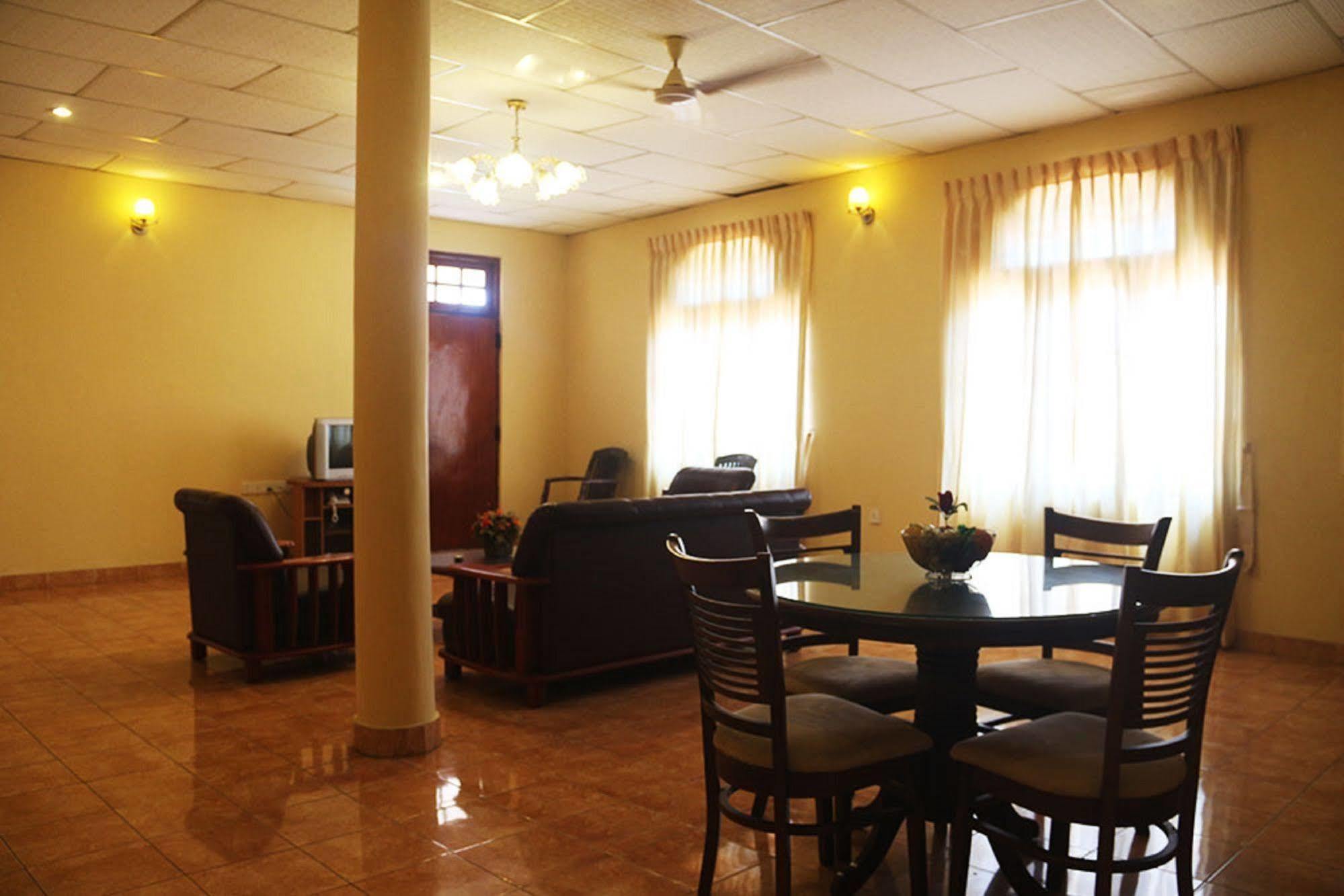Hotel Red Rose Негомбо Екстер'єр фото