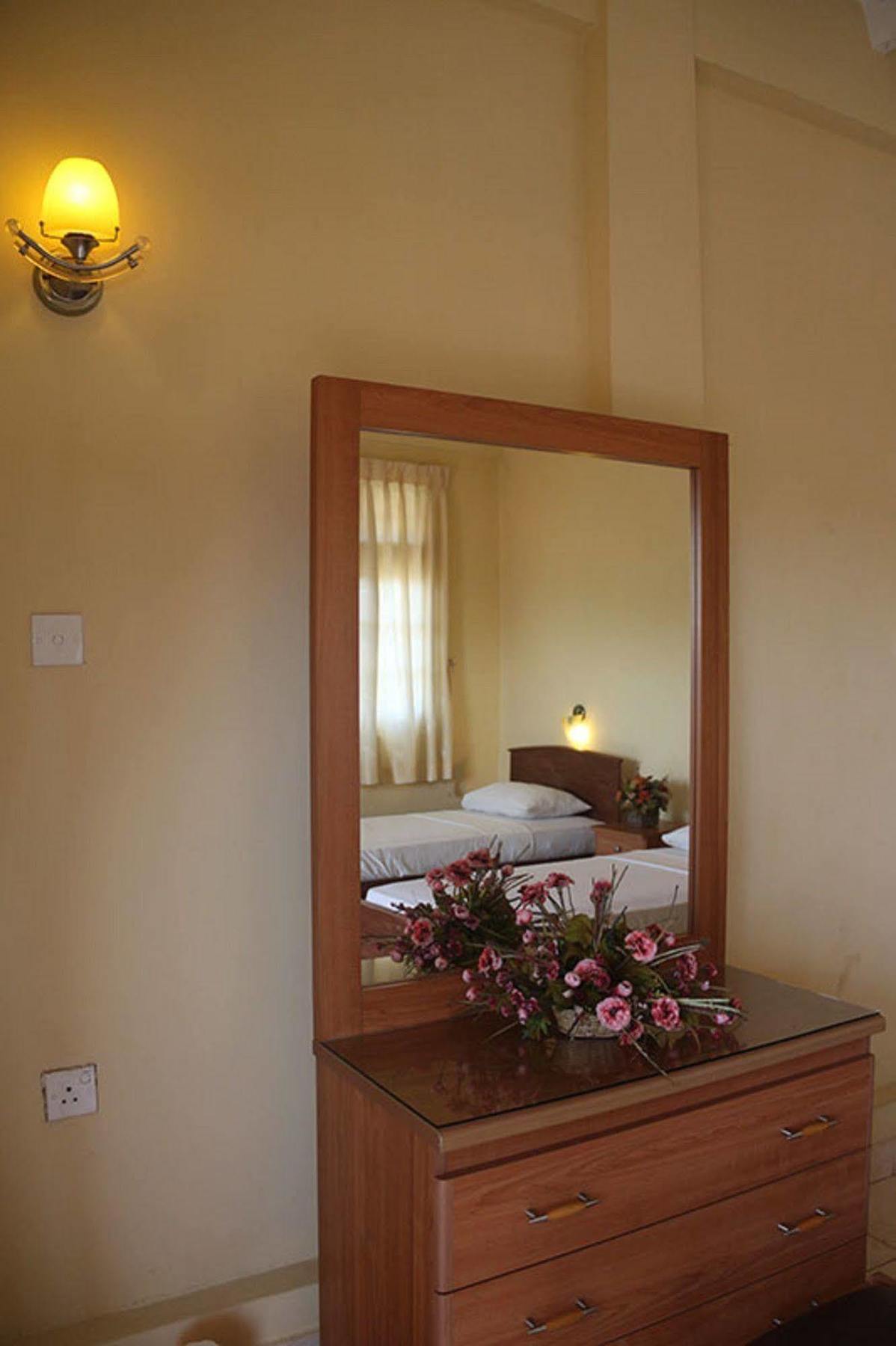 Hotel Red Rose Негомбо Екстер'єр фото
